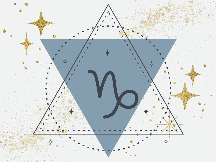 Das astrologische Symbol für das Sternzeichen Steinbock vor einem dunkelgrauen Dreieck, dessen Spitze nach unten zeigt, umgeben von goldenen Sternen. | © Keronyart's Images/ Be keronyart, Anastezia Luneva und Ourevent.id/ rntyass via Canva.com [M]